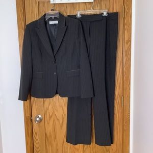 Tahari by Arthur S. Levine, Women’s pantsuit, size 12